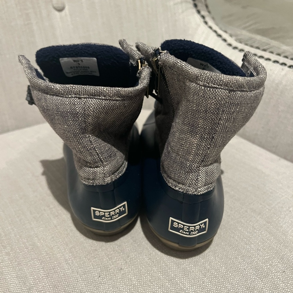 Sperry boots Womens size 9. Navy blue Never worn!!